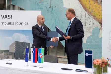 Podpis pogodbe Medgeneracijski športni kompleks Ribnica.jpg